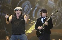 Брайан Джонсон (слева) и Ангус Янг (справа) из группы AC/DC выступают на Oracle Arena в Окленде, Калифорния, вторник, 2 декабря 2008 года.