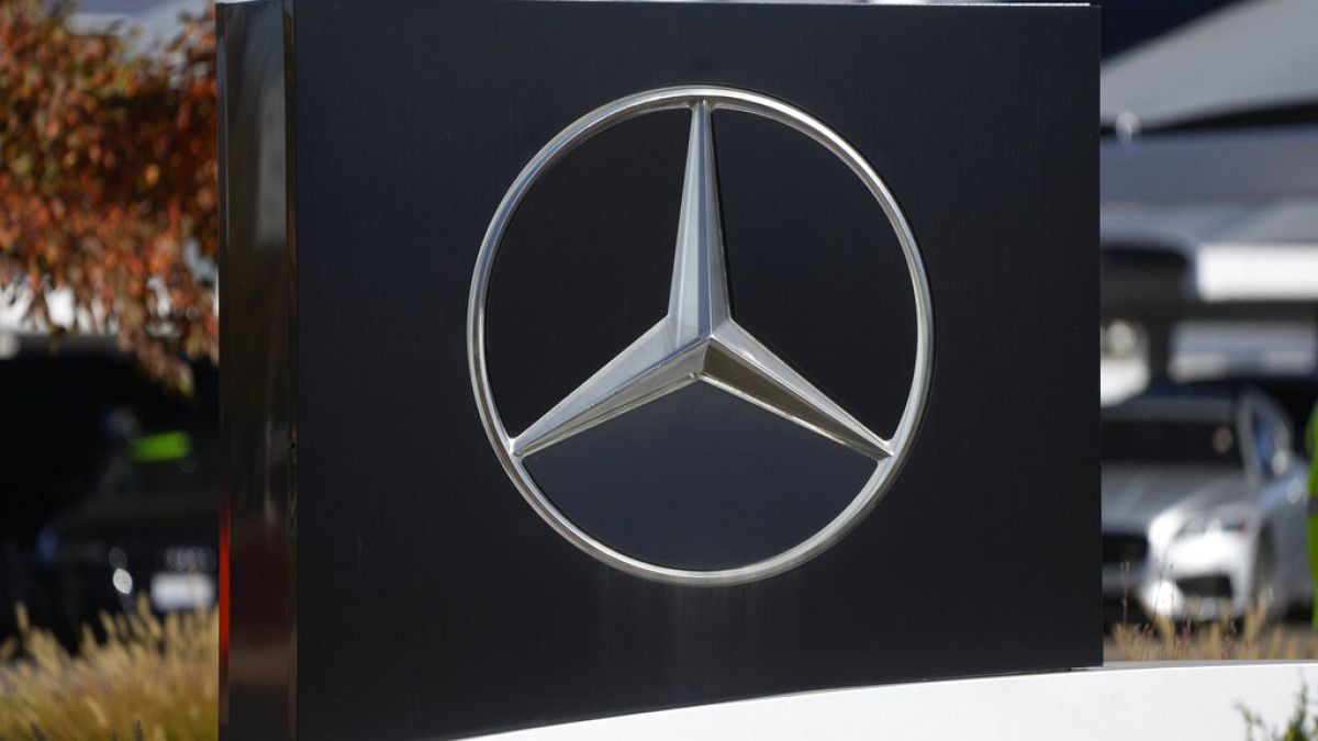 Şirket logosu, 17 Ekim 2022 Pazartesi günü Loveland, Colo'da bir Mercedes Benz bayisinin dışındaki tabelayı süslüyor (AP Photo/David Zalubowski)