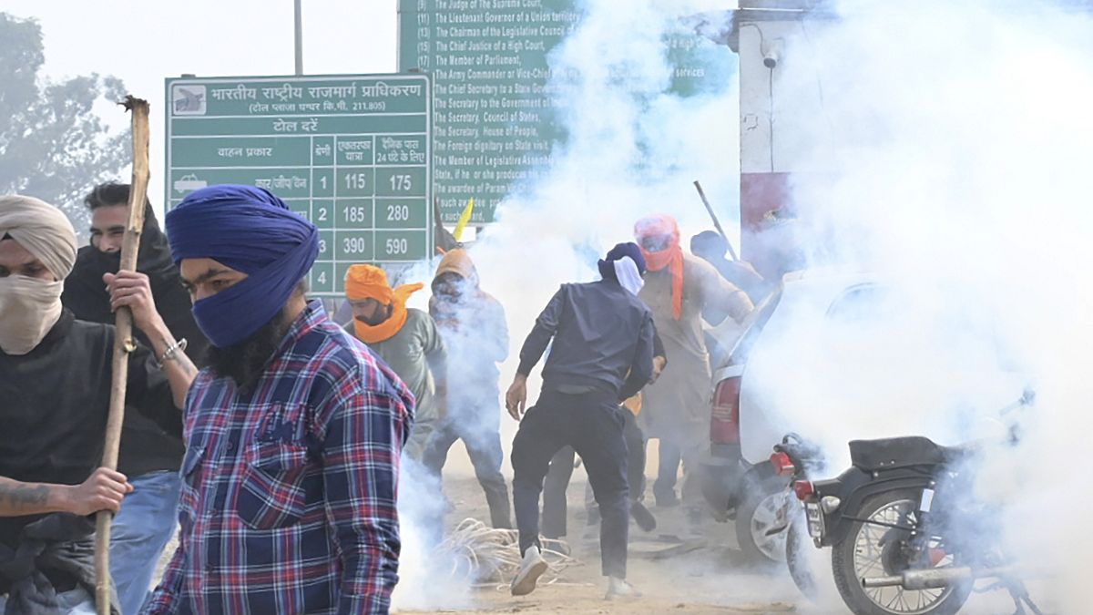 Полиция применила слезоточивый газ для разгона фермеров, которые шли маршем в Нью-Дели. Они требуют установить минимальную цену на сельскохозпродукцию. 13 февраля 2024 г.