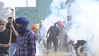 Полиция применила слезоточивый газ для разгона фермеров, которые шли маршем в Нью-Дели. Они требуют установить минимальную цену на сельскохозпродукцию. 13 февраля 2024 г.
