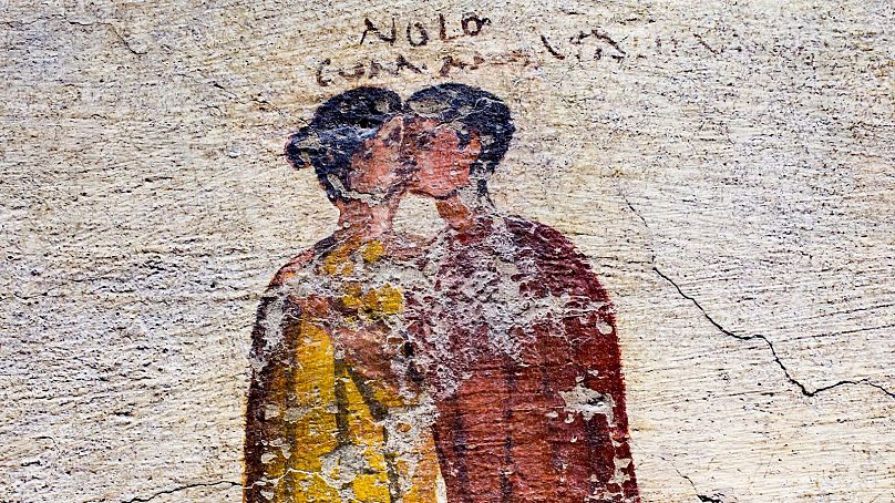 نقاشی دیواری از یک بوسه در پمپئی مربوط به حدود ۲ هزار سال پیش در امپراتوری روم