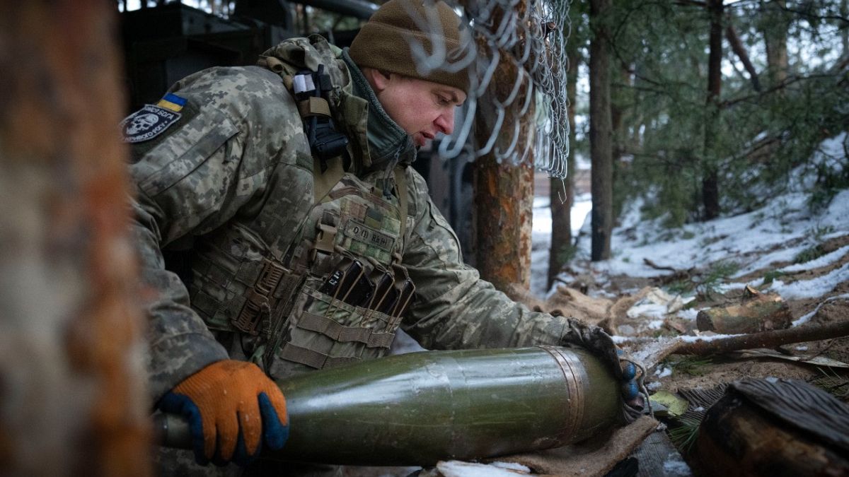 جندي أوكراني يستعد لإطلاق مدفع هاوتزر باتجاه المواقع الروسية بالقرب من باخموت، منطقة دونيتسك -أوكرانيا. 2024/01/26