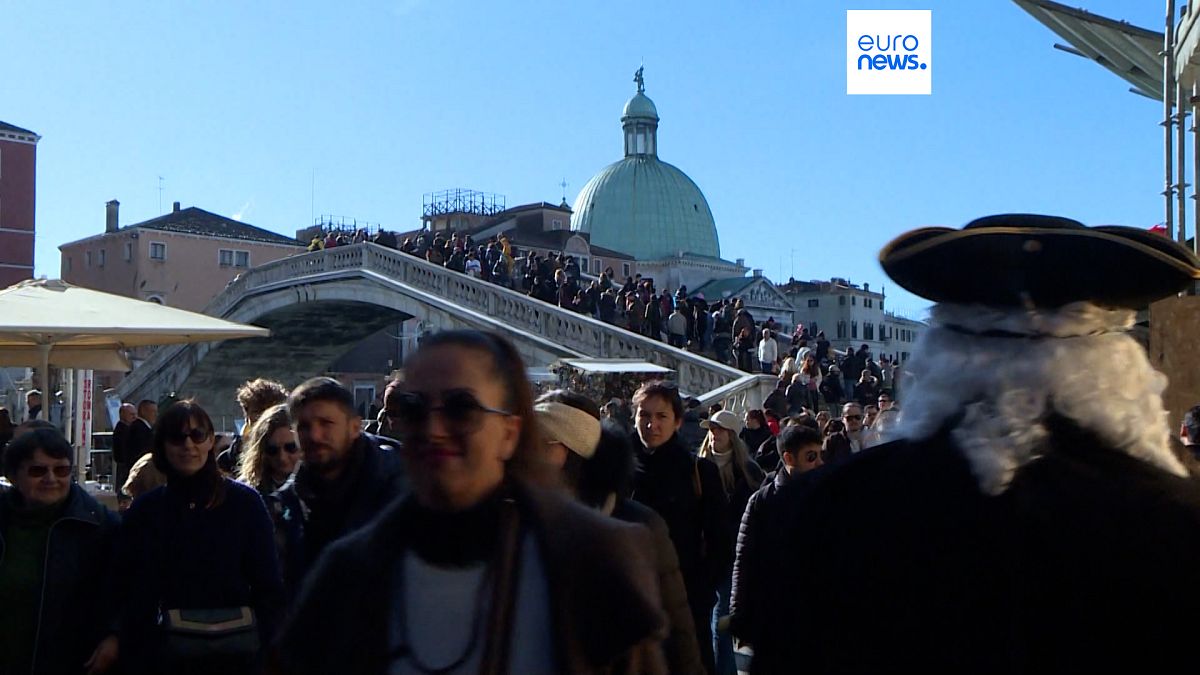 Carnaval de Veneza volta a ser visitado por milhares de turistas 