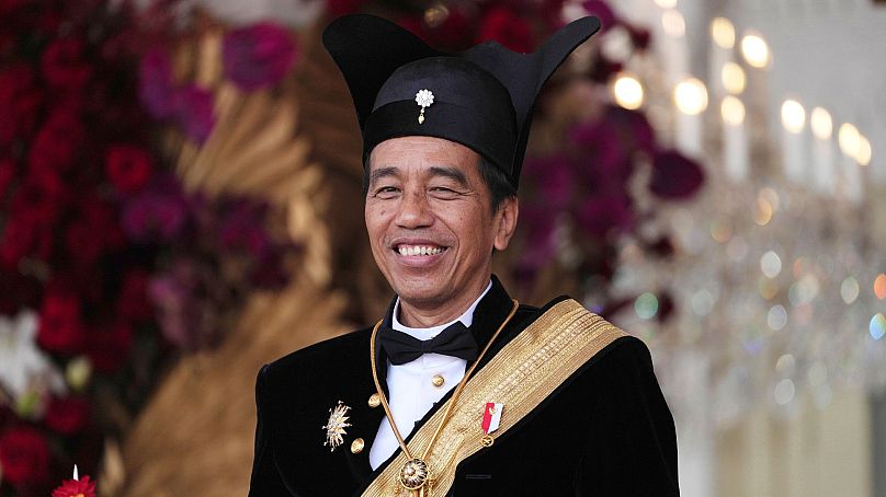جوکو ویدودو، رئیس جمهور اندونزی، با لباس سنتی سلطنتی جاوه مرکزی، در مراسمی به مناسبت هفتاد و هشتمین سالگرد استقلال این کشور، اوت ۲۰۲۳