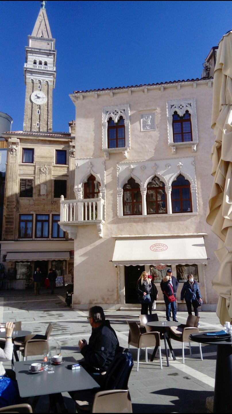 Ein Blick auf venezianisch anmutende Gebäude in Koper, Slowenien