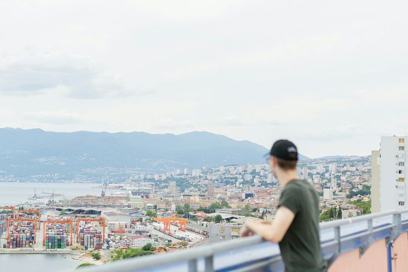 Un turista ammira le bellezze di Rijeka, Croazia
