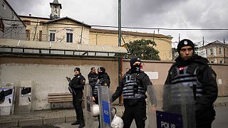 ضباط الشرطة خارج كنيسة سانتا ماريا، حيث وقع الاعتداء المسلح- إسطنبول ، تركيا، 28 يناير 2024