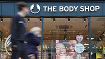 Άνθρωποι περπατούν μπροστά από ένα κατάστημα Body Shop στο Canterbury της Αγγλίας, Τρίτη 13 Φεβρουαρίου 2024.