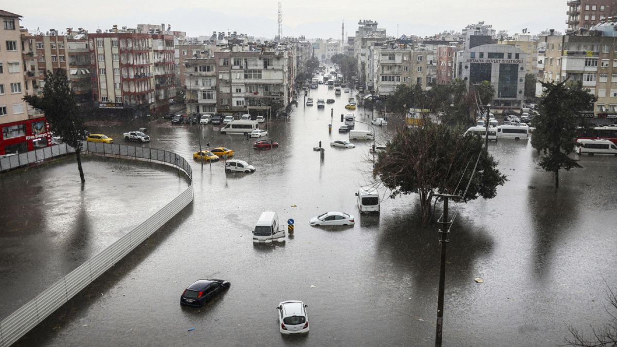 Chuvas fortes causam pelo menos uma morte na Turquia