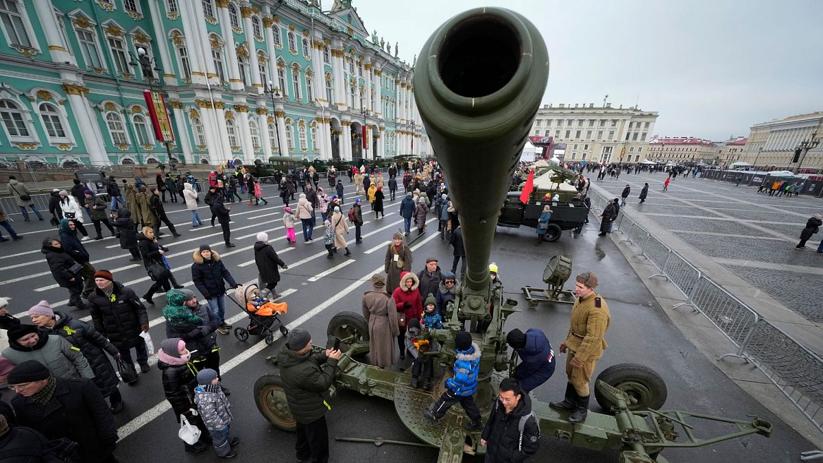 نمایشگاه نظامی در میدان دورتسوایا در سن پترزبورگ، روسیه، ۲۷ ژانویه ۲۰۲۴