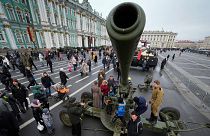 نمایشگاه نظامی در میدان دورتسوایا در سن پترزبورگ، روسیه، ۲۷ ژانویه ۲۰۲۴