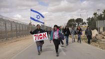 "После 7 октября гуманитарная помощь не допускается!": манифестанты блокируют помощь сектор Газа на пограничном переходе Ницана на юге Израиля, февраль 2024 г.