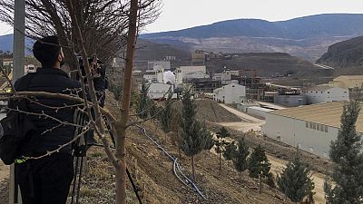 Imagen de un periodista cerca de la mina de oro de Çöpler, no muy lejos del pueblo de İliç, en el este de Turquía, el martes 13 de febrero de 2024.