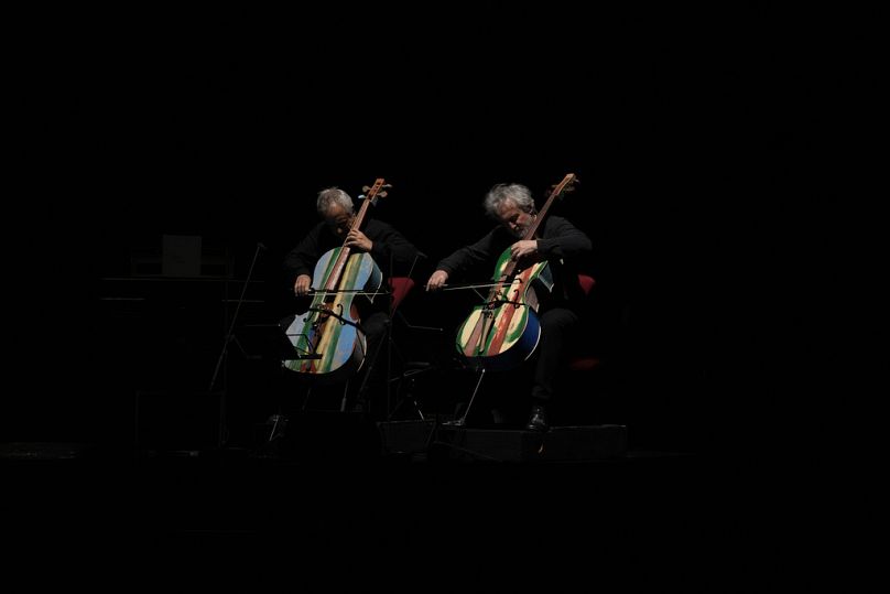 L'Orchestra del mare di esibisce alla Scala di Milano