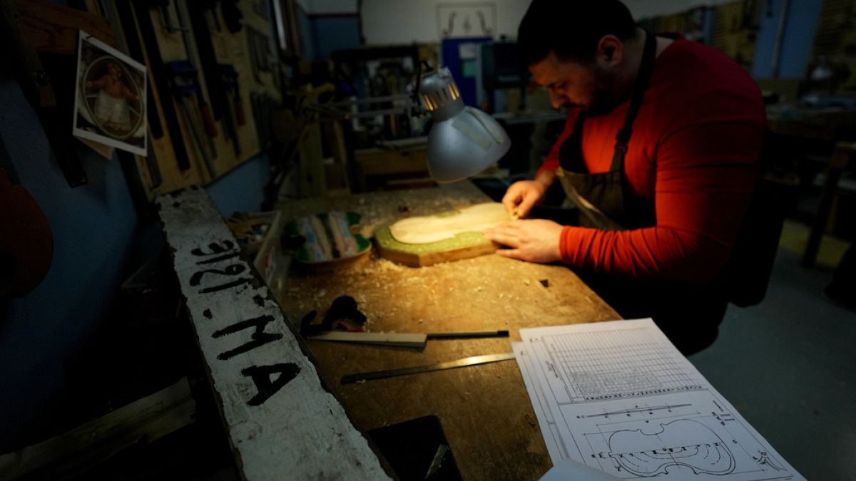 Detenuti creano strumenti musicali nel carcere Opera, a Milano
