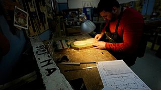 A menekülők hajóroncsaiból készítenek hangszereket a Milánói börtönben