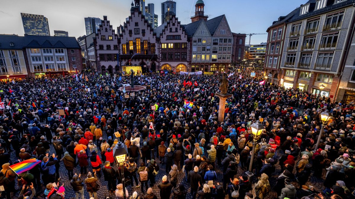 Un rassemblement devant l'hôtel de ville de Francfort  contre l'AfD et l'extrémisme de droite dans le Rhin-Main, en Allemagne, lundi 5 février 2024.