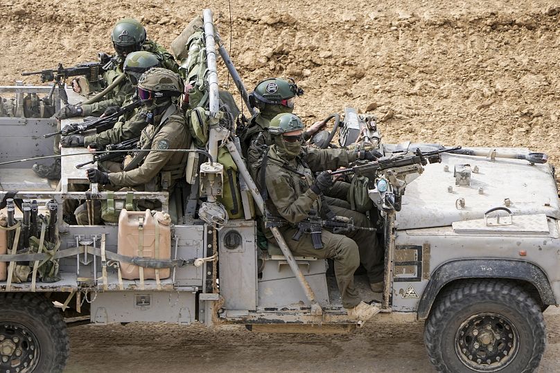 Des soldats israéliens se dirigent vers la bande de Gaza, dans le sud d'Israël, mardi 13 février 2024.