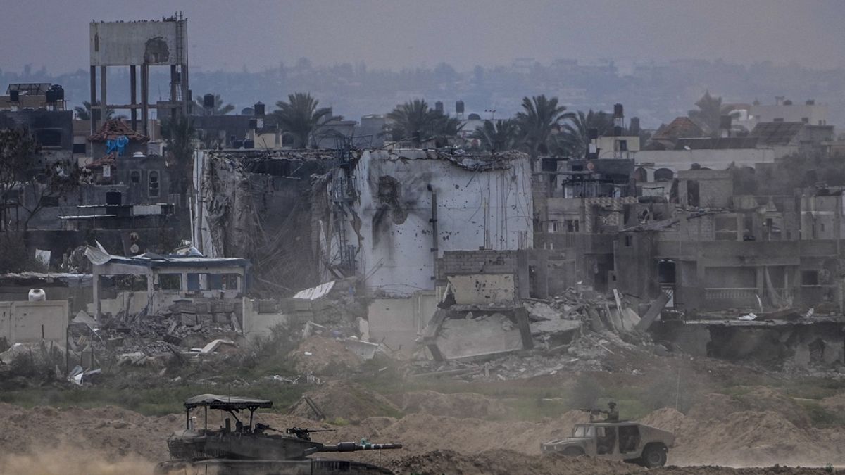 Soldados israelíes operan dentro de la Franja de Gaza, visto desde el sur de Israel, el martes 13 de febrero de 2024.