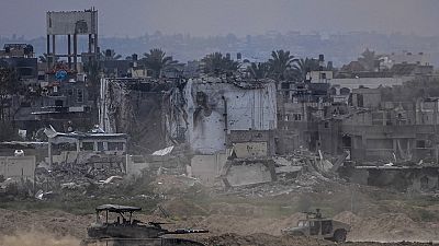 Izraeli katonai járművel a romos Rafah határában