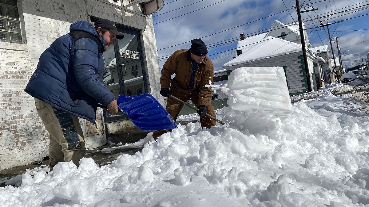 The heavy snow storm that is falling in the northeastern part of the United States is plunged into confusion