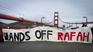 لافتة كبيرة خلال مظاهرة تضامنية مع غزة بمدينة سان فرانسيسكو الامريكية عند جسر "غولدن غيت" كتب عليها "ارفعوا أيديكم عن رفح"