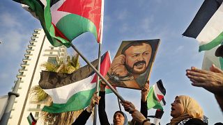متظاهرون فلسطينيون في بيروت يرفعون صورة الأسير مروان البرغوثي الملقب بعميد الأسرى الفلسطينيين في سجون الاحتلال الإسرائيلي. 2017/05/04