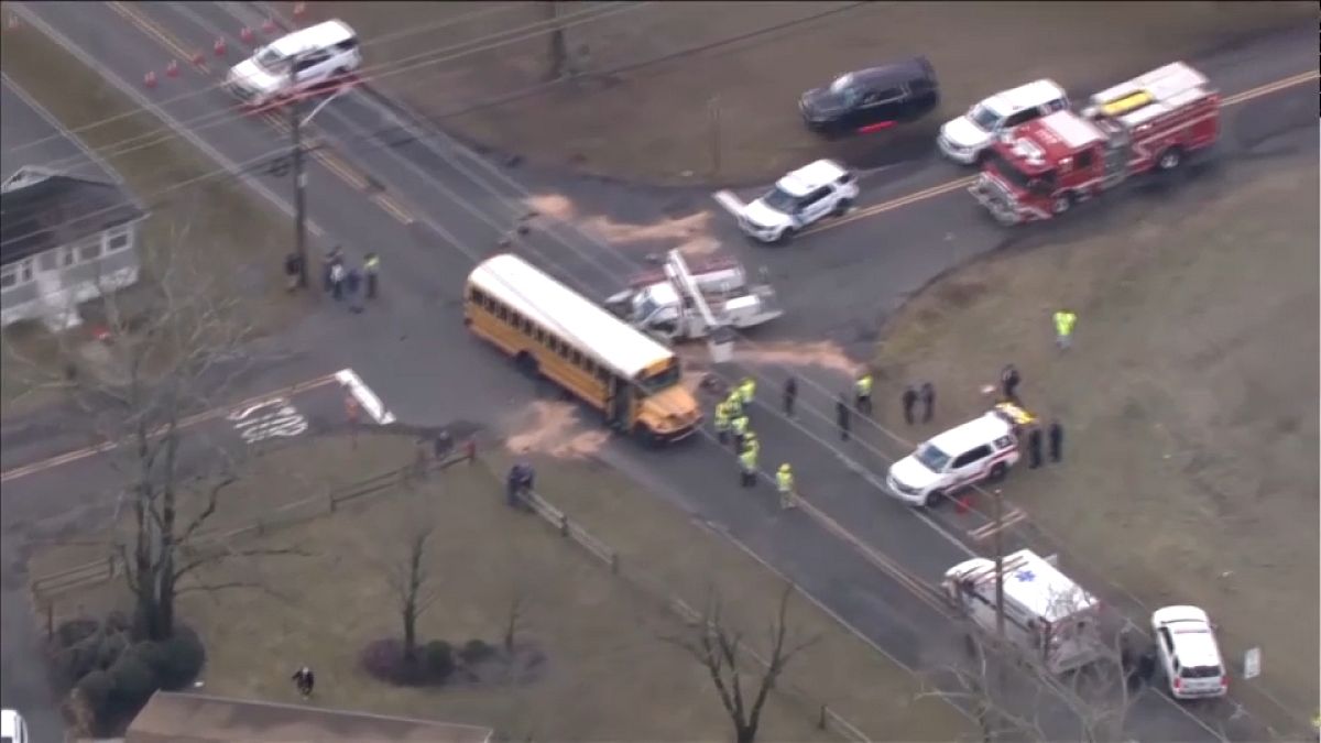 حادث اصطدام حافلة مدرسية وشاحنة خدمات عند تقاطع طرق في بلدة مقاطعة بيرلينجتون الإمريكية- 13 كانون الثاني 2024