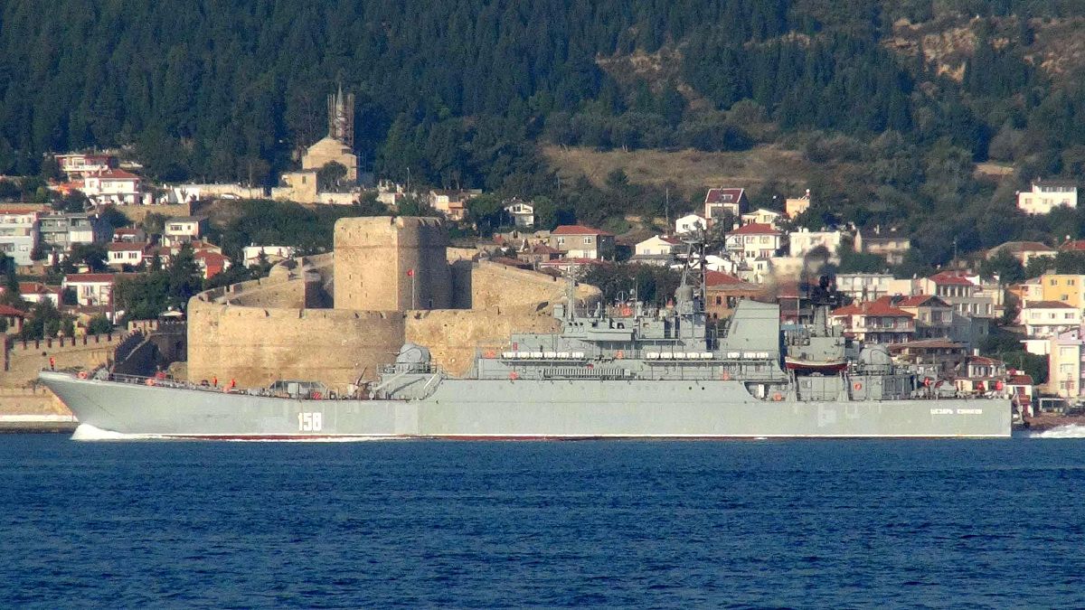 السفينة البحرية الروسية "قيصر كونيكوف" تمر عبر مضيق الدردنيل في تركيا في طريقها إلى البحر الأبيض المتوسط. 2015/10/04
