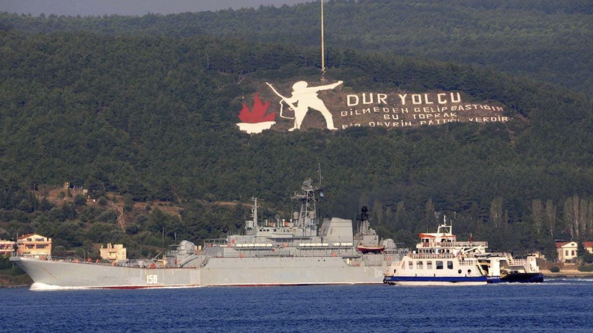 Das russische Landungsschiff Caesar Kunikov passiert auf dem Weg zum Mittelmeer die Meerenge der Dardanellen in der Türkei, 4. Oktober 2015.