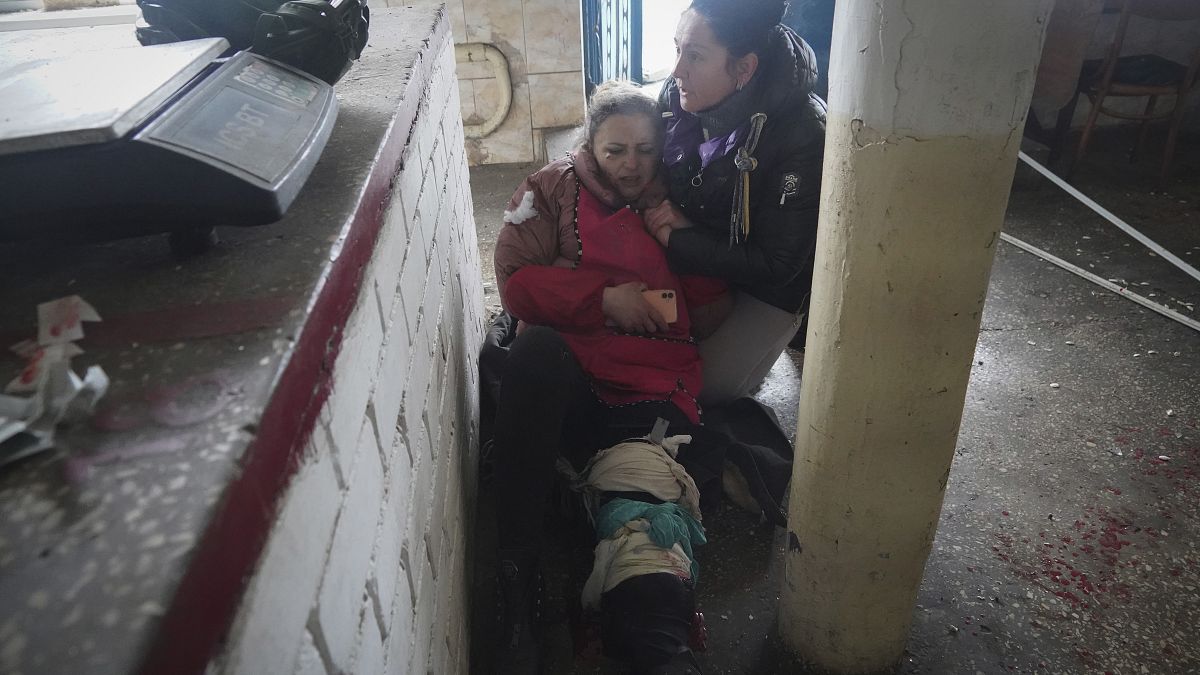 Una mujer herida tras el bombardeo de artillería rusa contra la ciudad de Vovchansk, región de Járkov