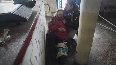 Una mujer herida tras el bombardeo de artillería rusa contra la ciudad de Vovchansk, región de Járkov