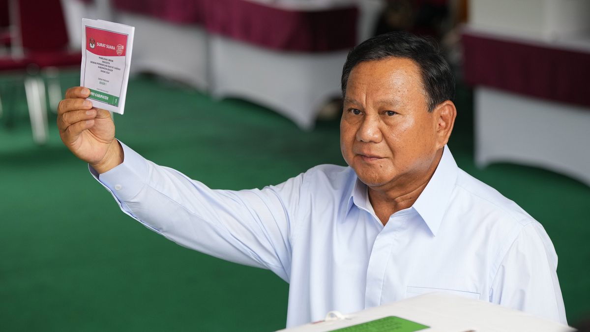 El candidato presidencial Prabowo Subianto muestra una papeleta electoral en Bojong Koneng (Indonesia) este miércoles 14 de febrero