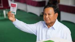 El candidato presidencial Prabowo Subianto muestra una papeleta electoral en Bojong Koneng (Indonesia) este miércoles 14 de febrero