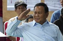 Endonezya'da bugün yapılan devlet başkanlığı seçiminde Prabowo Subianto ilk sırada gidiyor