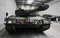 Ein Panzer des Typs Leopard 2 bei Rheinmetall in Unterluess, Deutschland