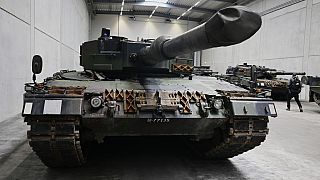 Un tanque Leopard 2 en una línea de producción de Rheinmetall en Unterluess, Alemania.