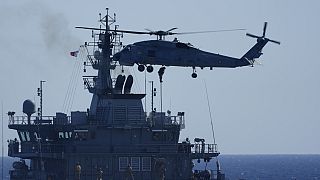 Imagen de archivo de un barco militar y un helicóptero de la OTAN.