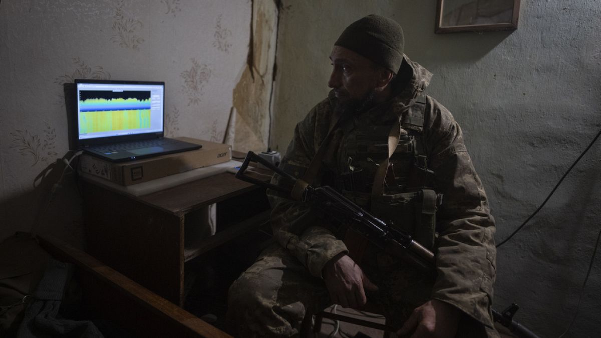 Un soldato ucraino guarda il monitor di un sistema di guerra elettronica in un rifugio sulla linea del fronte, vicino a Bakhmut, Ucraina, 29 gennaio 2024