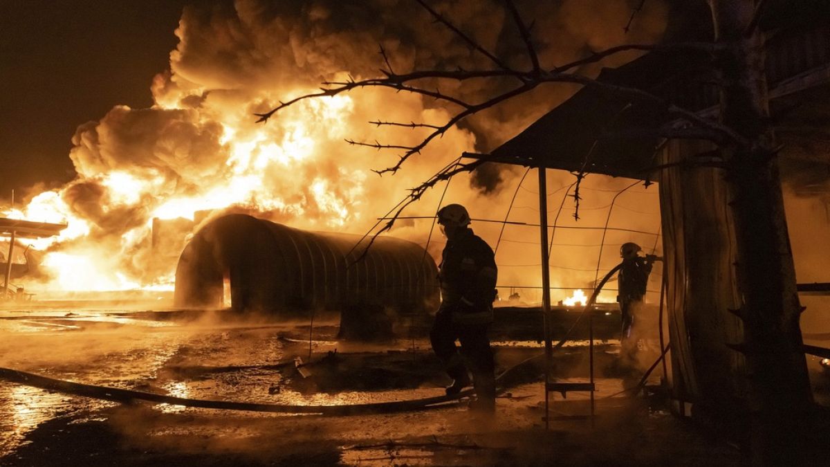 Pompieri spengono le fiamme dopo un attacco con droni a una stazione di rifornimento nella regione di Kharkiv