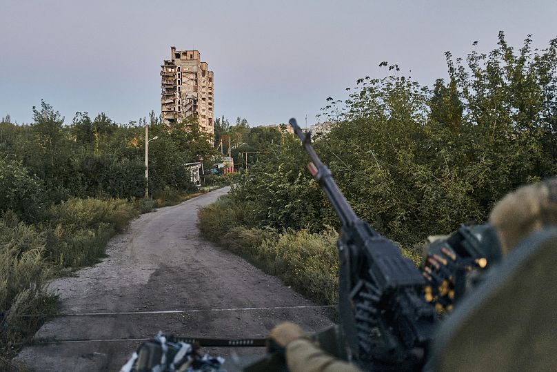 Un soldato ucraino in postazione ad Avdiivka, nella regione di Donetsk, in Ucraina