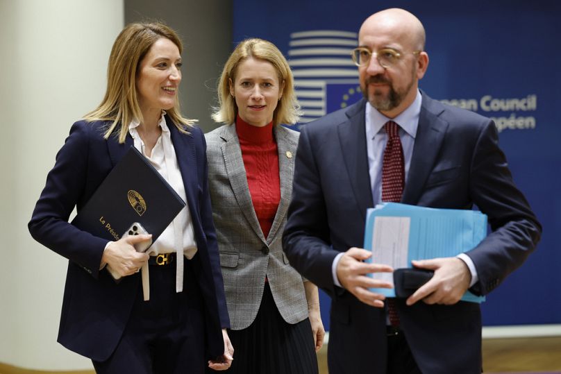 Kaja Kallas (középen) az Európai Parlament elnökével (Roberta Metsola) és az Európai Tanács elnökével (Charles Michel)
