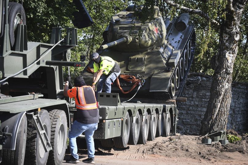 Elvontatnak egy orosz háborús emlékművet az észtországi Narvában