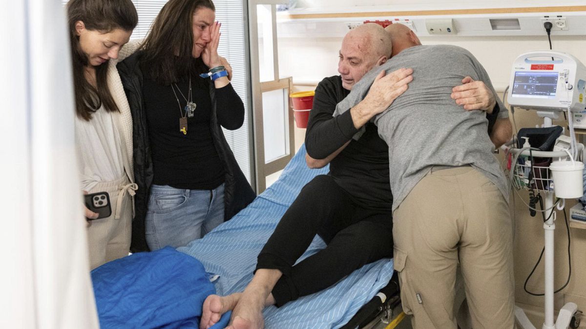 El rehén Luis Har, en el centro, es abrazado por un familiar tras ser rescatado de su cautiverio en la Franja de Gaza, el lunes 12 de febrero de 2024.