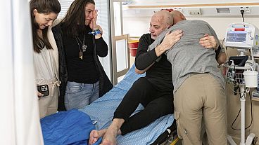 Luis Har, l'un des deux otages libérés, étreint par ses proches dans un hôpital de Ramat Gan en Israël, le 12 février 2024.