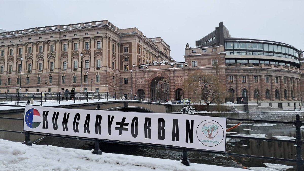 Molinó háttérben a svéd parlament épületével