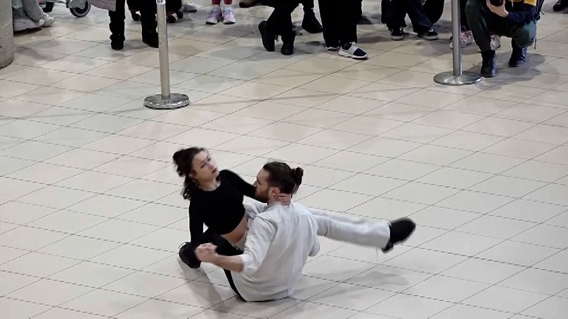 Estudantes de arte e dança fizeram apresentação sensual no aeroporto de Bucareste