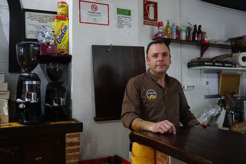 José, Pozoblanco kasabasının ana caddesi üzerinde La Taberna'yı işletiyor. Açıldıktan altı ay sonra musluk suyu içilemez hale geldi.
