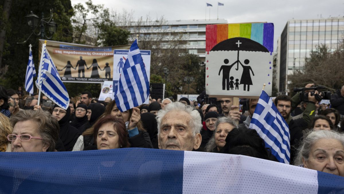 Греция разрешила однополым парам вступать в брак и усыновлять детей