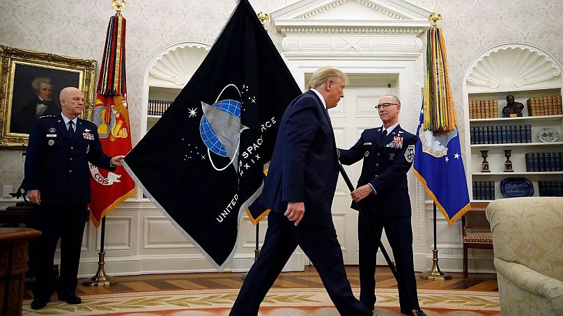 Trump bemutatja az Űrparancsnokság zászlaját - 2019 november